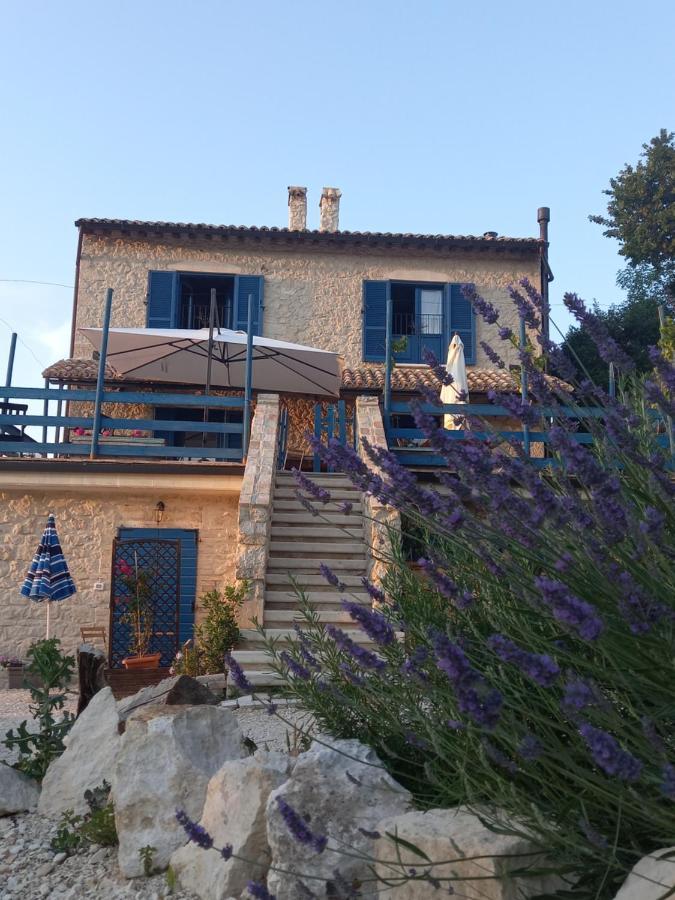 La Casa Dalle Finestre Blu Abbateggio Экстерьер фото